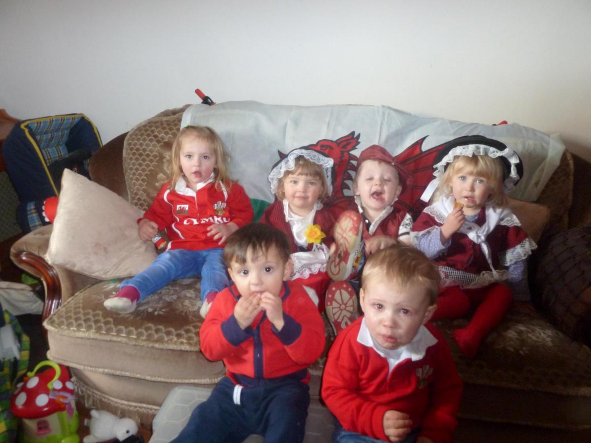 Children from Plant Bach Y Wlad Eglwyswrw celebrating Dydd Gwyl Dewi