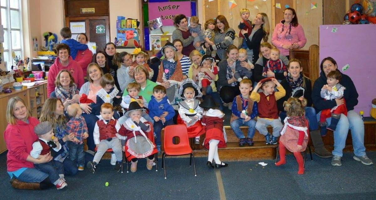 Aberporth Language and Play group celebrating St David's Day. 
The course was hosted by Aberporth Bilingual Playgroup and funded by Flying Start Ceredigion.
The course aims to enhance language and development from 0-3 years