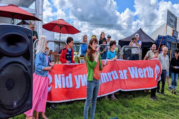 Catrin O'Neill talking to the crowd at Cymdeithas yr Iaith's rally at the Eisteddfod in Tregaron (Image: Twitter/Cymdeithas yr Iaith).
