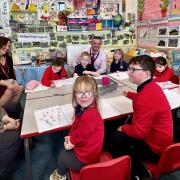 Eluned Morgan MS and Cllr Nicola Gwynn with Head Jonathan Jones and pupils of Miss Davies’ class at Goodwick School