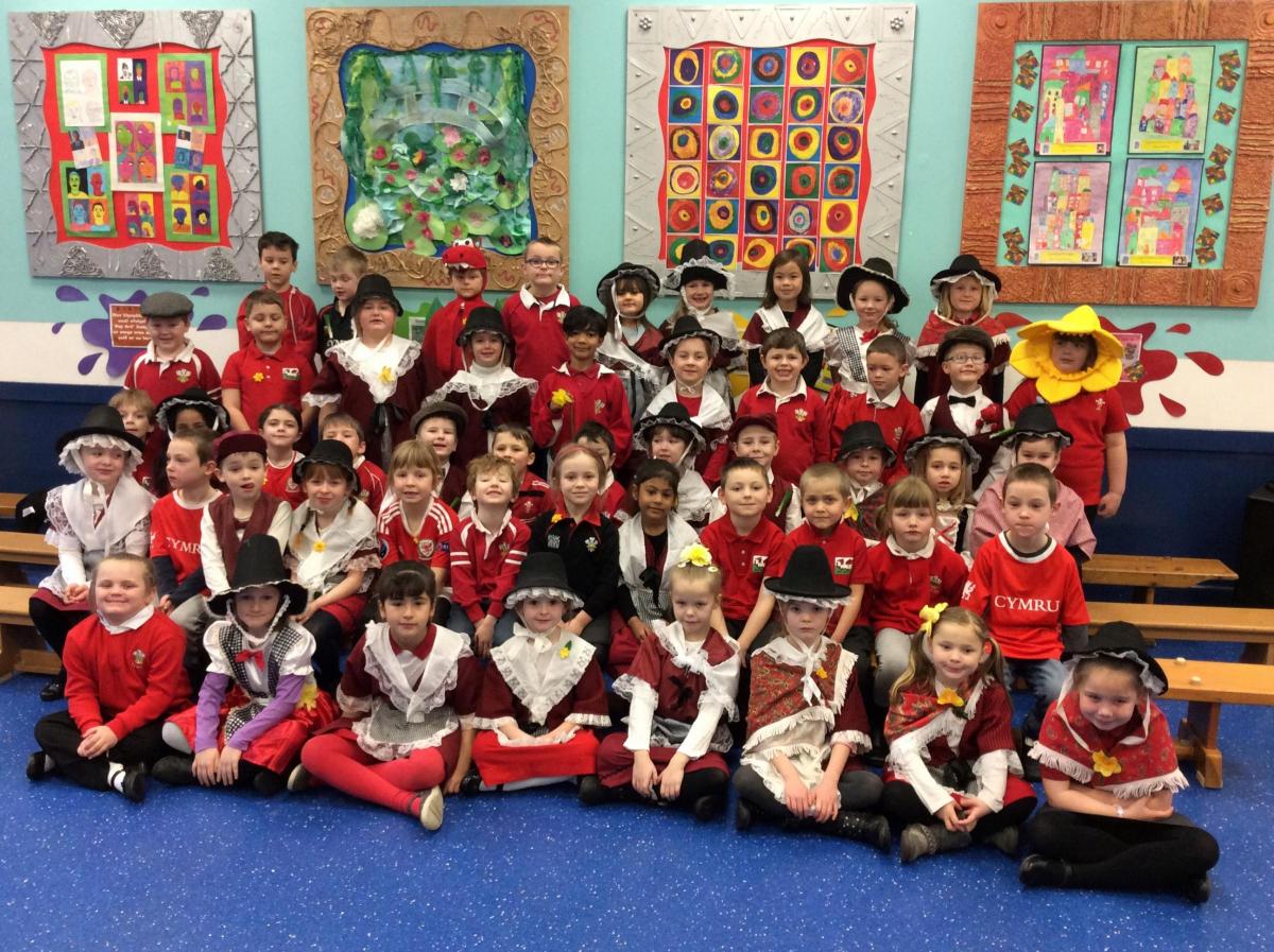 Ysgol Gynradd Aberteifi pupils on St David's Day